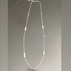 Los Sophia Silver Color Rhinestone Tube Necklace próx. 18”.
